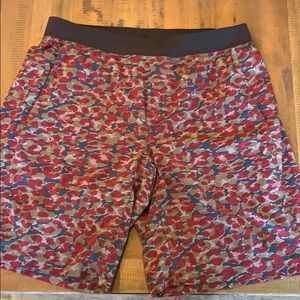 Lululemon men’s XXL shorts purple pattern